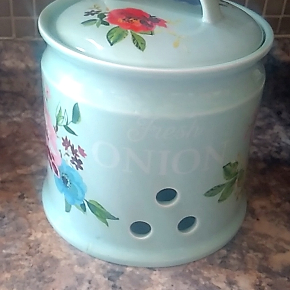 Pioneer woman Onion Storage